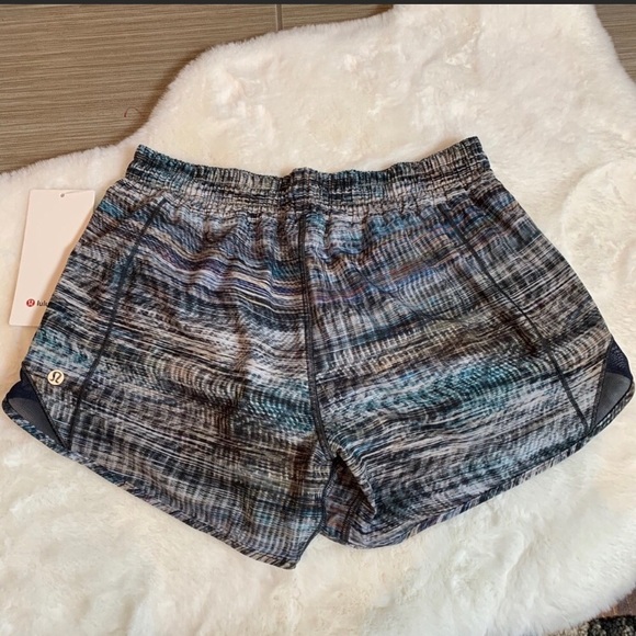 Lululemon Hotty Hot Short II 4” size 6 - Picture 3 of 6